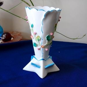 2 for $10 💕Vintage vase cool lines and flowers 💐🌼🌺🌸